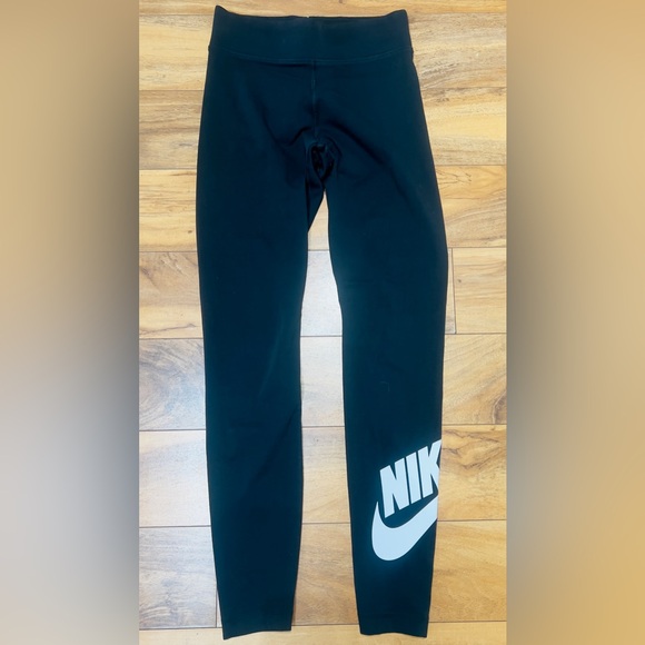 Nike Sportswear Essential Leggings Tight Fit Regular Length, Size XS - Picture 1 of 3